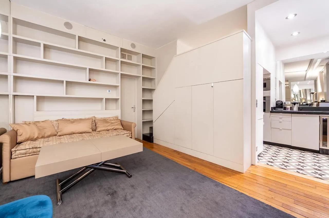 Elegant Studio Avec Mezzanine Porte Des Ternes Paris